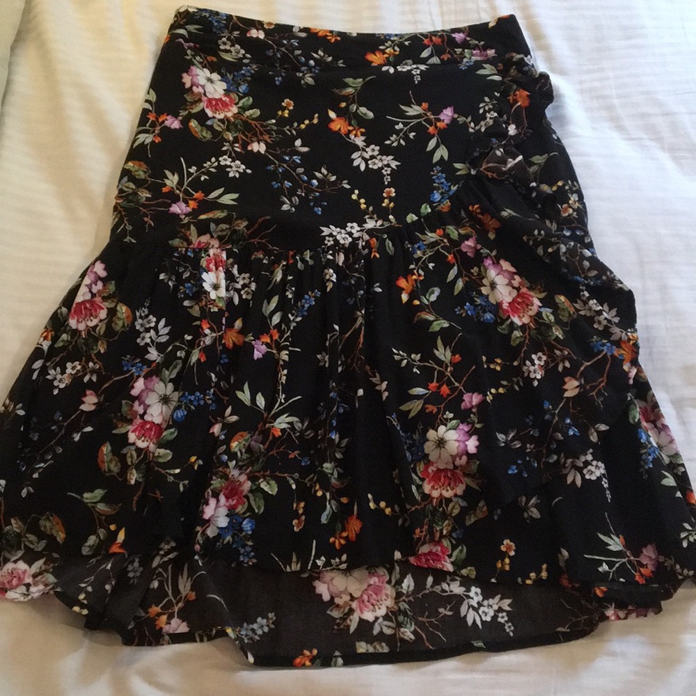 Floral print skirt with detail